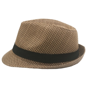 Détail d'un chapeau fedora en paille tressée avec ruban noir et calotte creusée classique