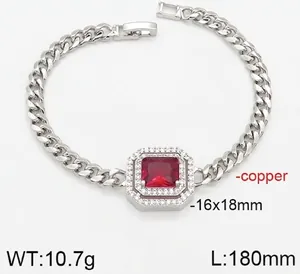 Detail eines Armbands mit quadratischem rotem Edelstein und Größenangaben aus Kupfer