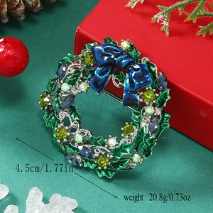 Detailed view of rhinestone Christmas wreath brooch with dimensions and weight data