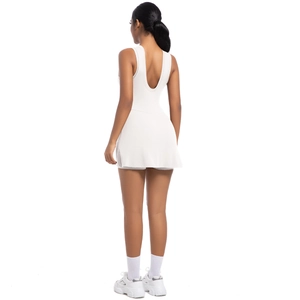 Dettaglio scollatura a U posteriore dell'abito da tennis bianco senza maniche con gonna a A