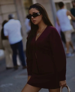 Ensemble chic en tricot bordeaux avec cardigan col V et mini-jupe pour un look urbain
