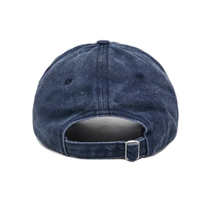 Dettaglio della fibbia in metallo regolabile e occhielli sulla cuffia in denim lavato