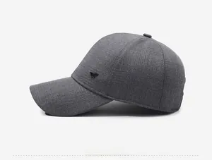 Dettaglio di un berretto da baseball grigio scuro con texture e logo dell'aquila