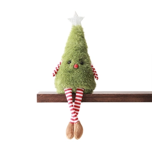 Simpatica bambola di peluche a forma di albero di Natale con gambe a righe su legno