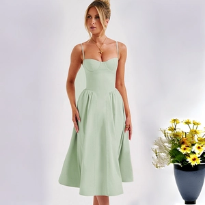 Détail de la robe dos nu vert menthe montrant la texture du tissu et la taille cintrée