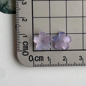Detail view of purple resin flower beads on a scale mat showing 1.2cm size for DIY