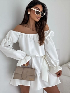 Détail de la robe en satin blanc à épaules dénudées avec manches bouffantes et ceinture