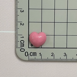 Detailed scale measurement of a 1cm pink glossy resin heart-shaped accessory