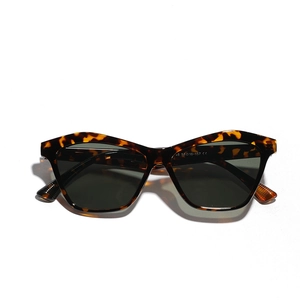 Retro tortoise shell cat eye sunglasses with high-quality dark lenses for women and men