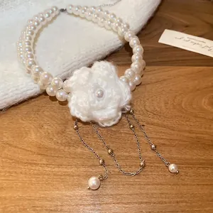 Choker vintage français fleurs tricotées perles avec pendentif pompon doré sur bois