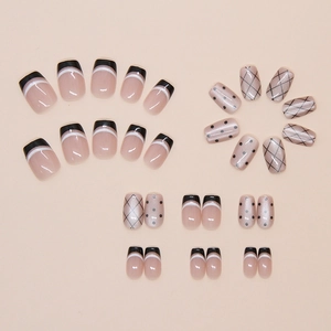 Gros plan d'ongles French cat-eye avec pois noirs et motifs de grille élégants