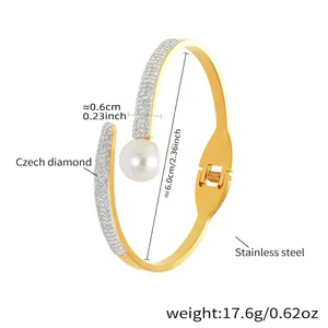 Détail de la charnière en acier doré et des strass sertis sur le bracelet
