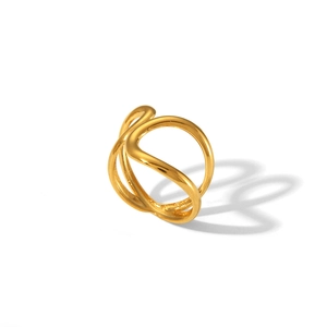 Detailansicht eines dreischichtigen goldfarbenen Edelstahlrings in Wellenform mit Politur