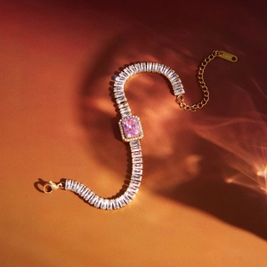 Détail du bracelet tennis en acier doré avec pierre précieuse rectangulaire rose