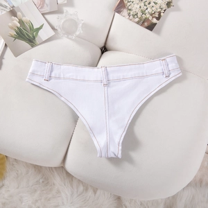 Vue détaillée d'un short en jean blanc avec surpiqûres contrastées sur surface douce