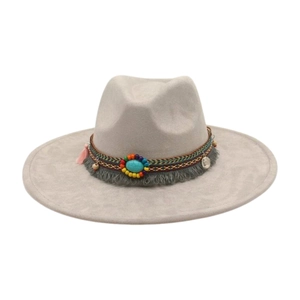 Dettaglio cappello in feltro grigio con fascia etnica di perline, turchese e nappe