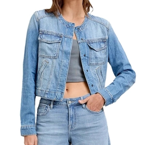 Slim fit light blue denim jacket with cropped cut and utility pockets for women