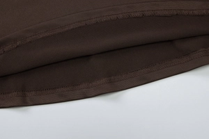 Détail de la maille haute densité et de la double couture sur l'ourlet marron foncé