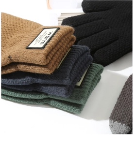 Dettaglio di guanti in maglia invernali che mostrano vari colori e tessuto termico
