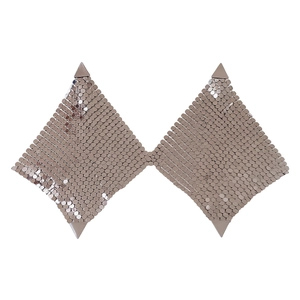 Boucles d'oreilles pampilles triangle en maille métallique argentée au design élégant