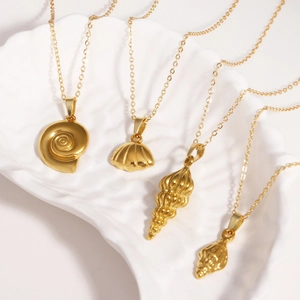 Set mit vier goldenen Edelstahlhalsketten mit Meeresmuschel und Schneckenanhängern