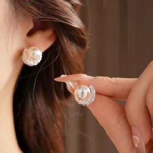 Elegante Creolen in Mondform mit Perlen und strukturierter Silberbasis im Vintage-Stil