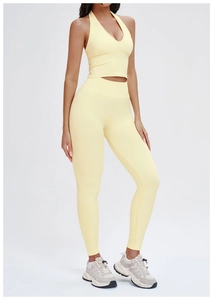 Detail von hellgelbem nahtlosem Halter-Yoga-BH und Leggings mit hoher Taille Set