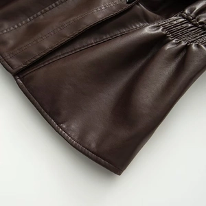Détails de la veste en similicuir marron foncé vintage avec double couture et plis froncés