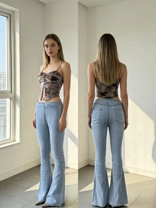 Completo con top floreale e jeans a zampa d'elefante azzurri a vita alta e vestibilità slim