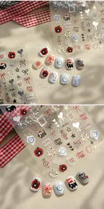 Makroansicht von Weihnachts-Nagelstickern mit süßen schwarze Katze und Schneemann Motiven
