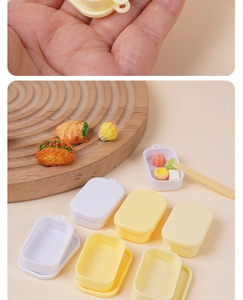 Miniatur-Bento-Box-Modell mit realistischen winzigen Sushi- und Snackbehältern