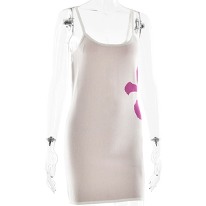 Détail de la robe en tricot blanc cassé avec motif floral rose et violet sur le côté