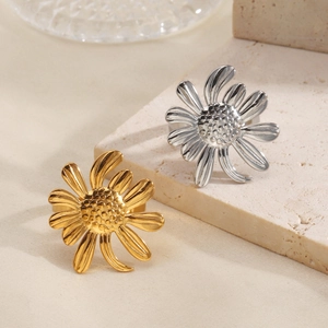 Bagues tournesol minimalistes en or et argent sur un socle en pierre élégant
