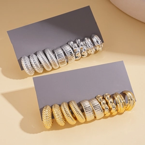 Zehnteiliges Set unregelmäßiger C-förmiger strukturierter Ohrringe in Gold und Silber