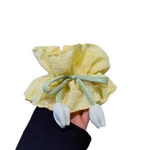 Chouchou en seersucker jaune avec nœud vert et détails de tulipes blanches