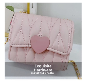 Dettaglio della borsa rosa trapuntata con toppa a cuore e catena dorata per bambine