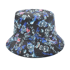 Vue détaillée d'un chapeau bob avec des roses bleues et des motifs d'oiseaux