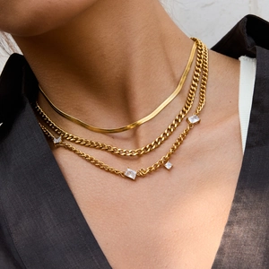 Collier multicouche luxueux en acier titane doré avec cristaux de zircon sur modèle