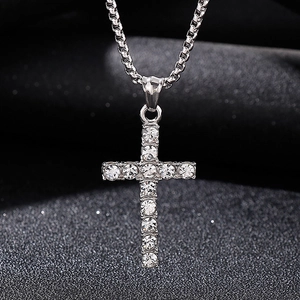 Détail du pendentif croix argenté avec cristaux et chaîne vénitienne en acier