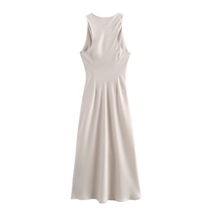 Detailansicht eines champagnerfarbenen Satin-Midikleids mit eleganten Taillenfalten und Stoff