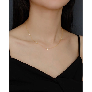 Collier minimaliste en argent S925 doré avec délicats pendentifs de fleurs en zircon