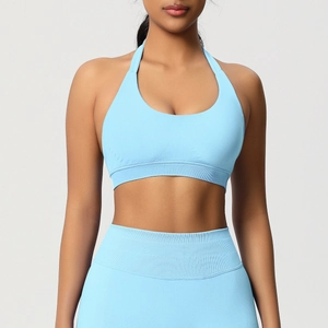 Détail du tricot côtelé sur le soutien-gorge de sport dos nu et le legging bleu clair