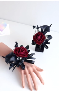 Détail de la rose rouge foncé et de l'arum noir avec rubans de soie pour mariage
