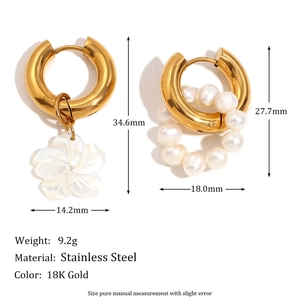 Asymmetric 18K gold-plated stainless steel earrings with pearl and shell flower pendant