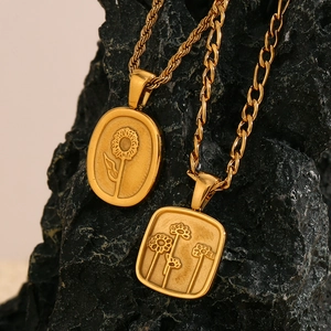 Détail du collier avec pendentifs carrés tournesol et pissenlit plaqués or 18 carats