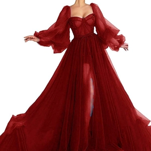 Elegantes rotes Abendkleid aus Tüll mit Blumenstickerei, Puffärmeln und hohem Schlitz