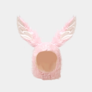 Détail du bonnet lapin rose en peluche avec doublure d'oreille en satin brillant