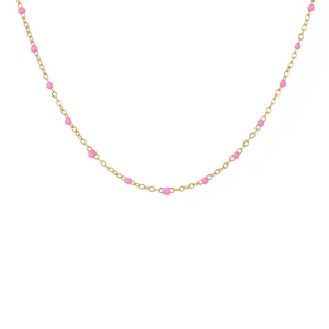 Gros plan du collier doré avec des perles roses délicates sur un fond blanc pur