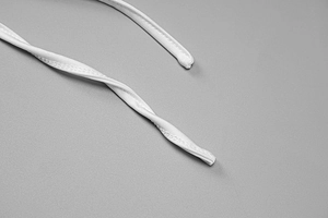 Dettaglio ravvicinato del tessuto in maglia bianca e delle spalline sottili dell'abito