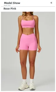 Détail d'un ensemble de yoga rose montrant un short taille haute croisé et un soutien-gorge